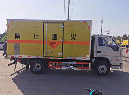 小金爆破器材运输车工人安全操作规范与智能技术保障
